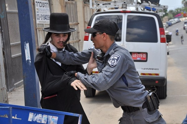 بالفيديو: الشرطة تعتدي بالضرب على الحارديم أثناء تظاهرتهم أمام المستشفى الفرنسي بيافا